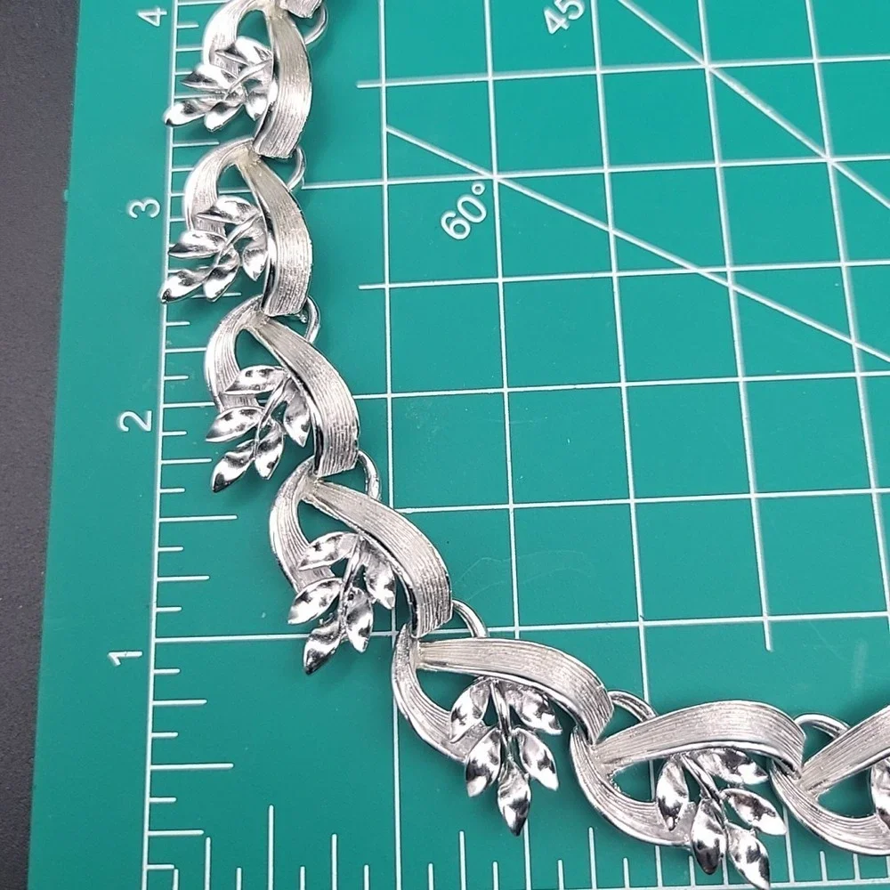 Vintage Lisner Silver Tone Leaf Choker Necklace 16 Inch Adjustable Cottagecore